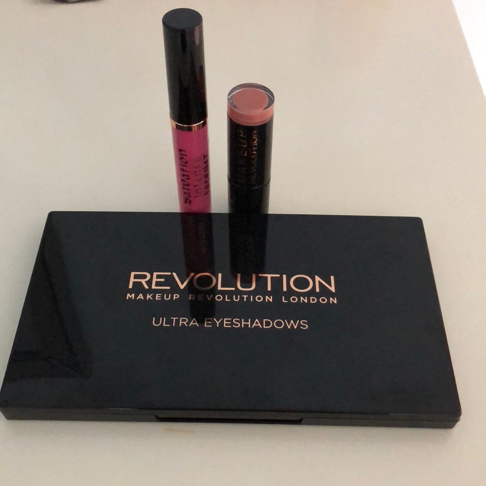 Pack of revolution makeup! Eyeshadow+lipwear